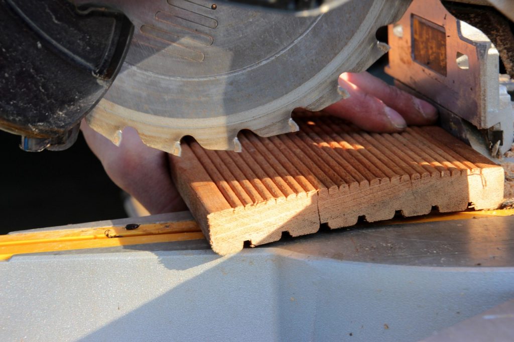 how to change a saw blade